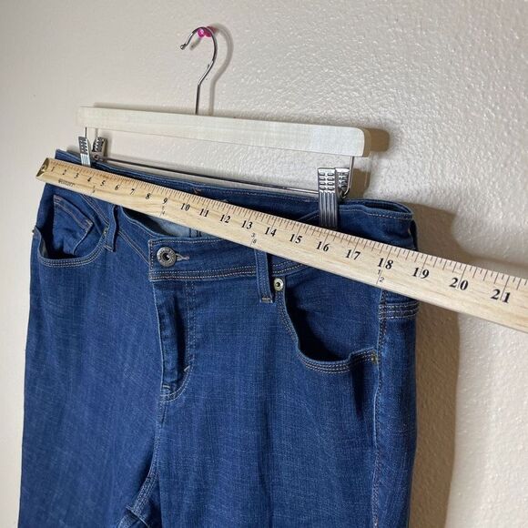 Levi's Jeans Women's 18W Blue 580  Boot Cut Defined Waist Dark Wash - Picture 2 of 11